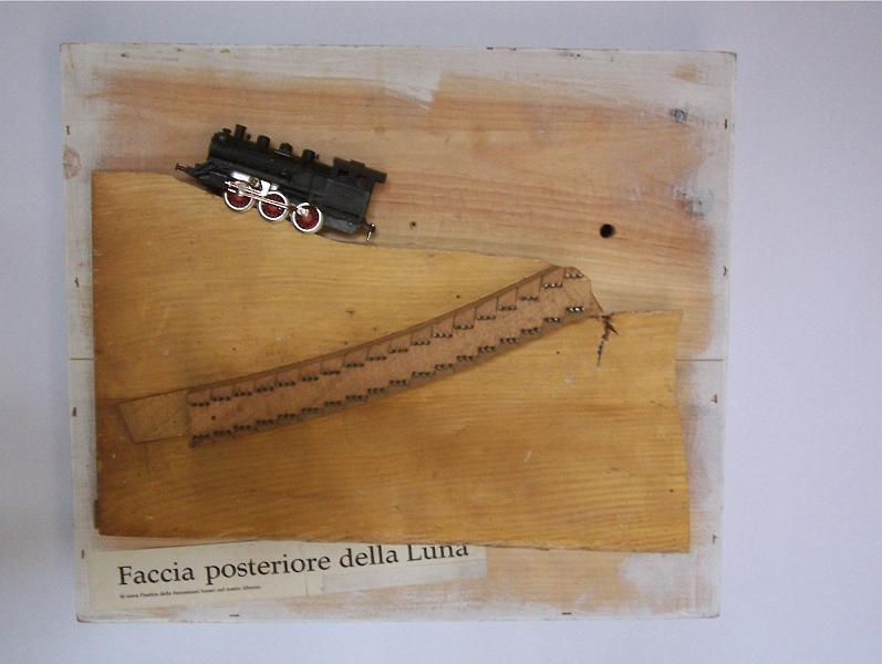 12.JPG - Astro Jim (33 3/3)
ca. 42,5 cm x 37 cm x 17,5 cm
Holz, Draht, Eisenbahn